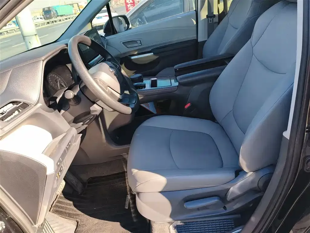 Toyota Granvia — фото 7