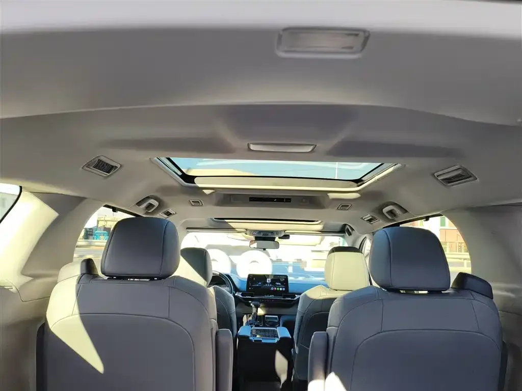 Toyota Granvia — фото 8