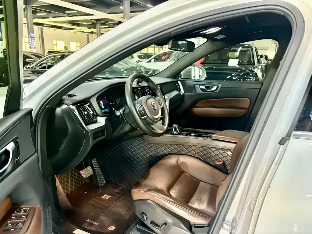 Volvo XC60 2023 из CN, фото 5
