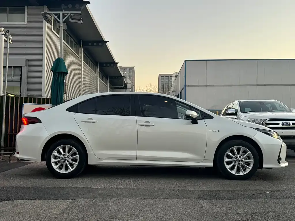 Toyota Corolla — фото 4