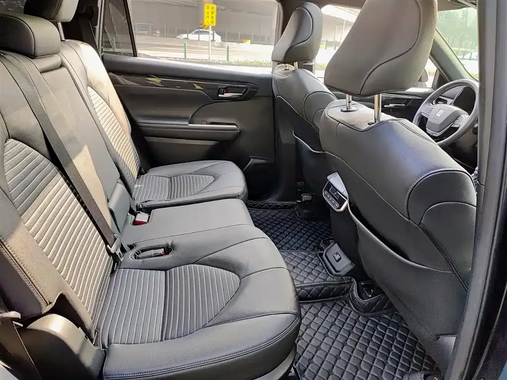 Toyota Crown Kluger 2023 из CN, фото 10