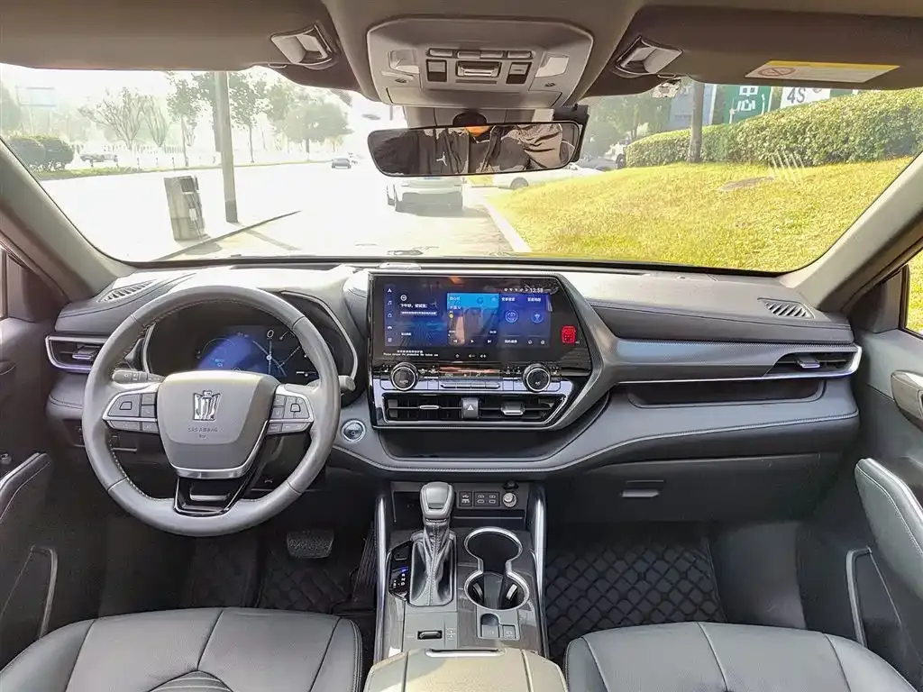 Toyota Crown Kluger 2023 из CN, фото 6