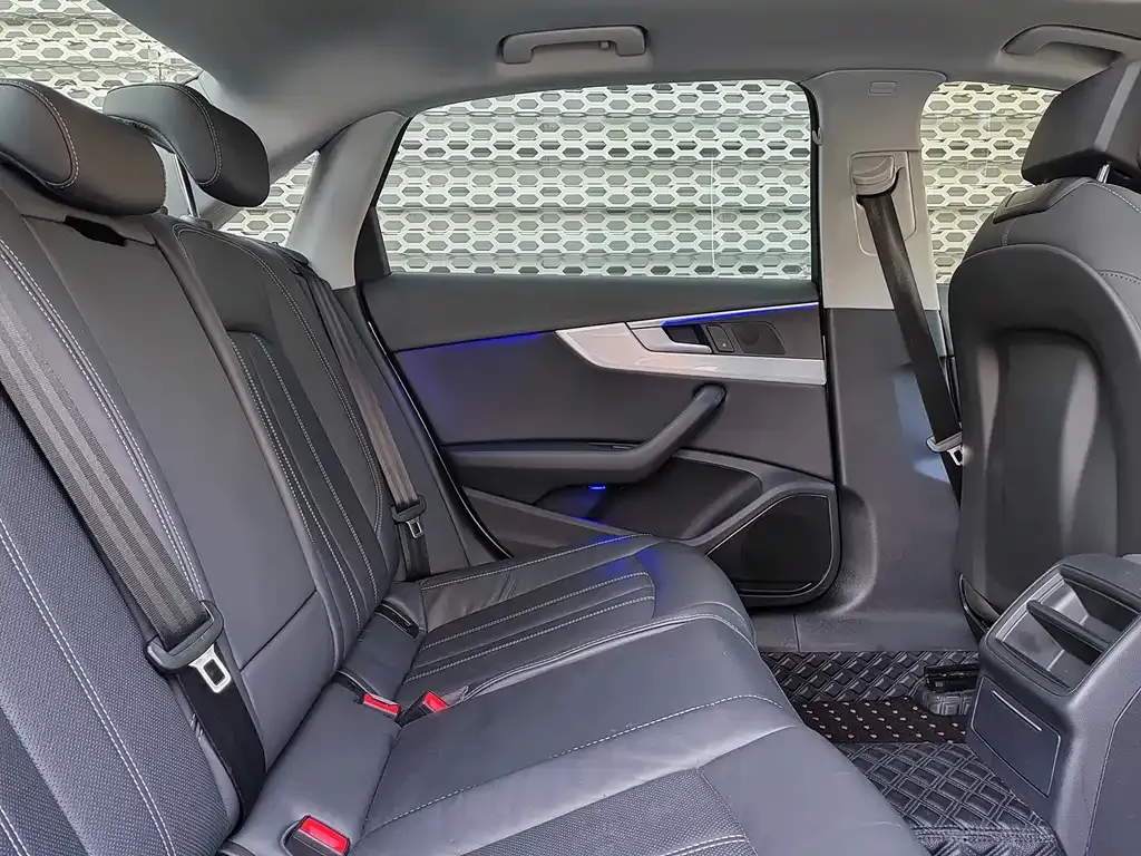 Audi A4L 2021 из CN, фото 4