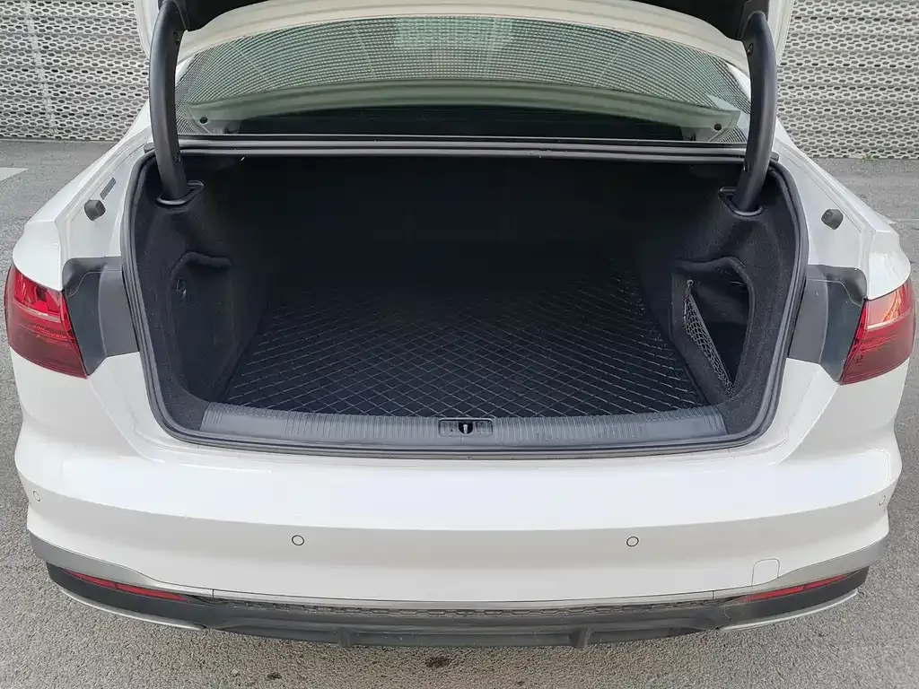 Audi A4L 2021 из CN, фото 6