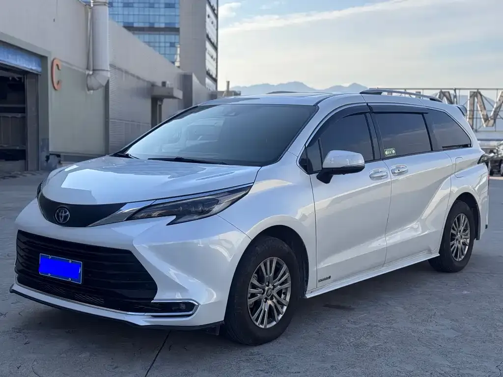 Toyota Sienna 2023 из CN, фото 1