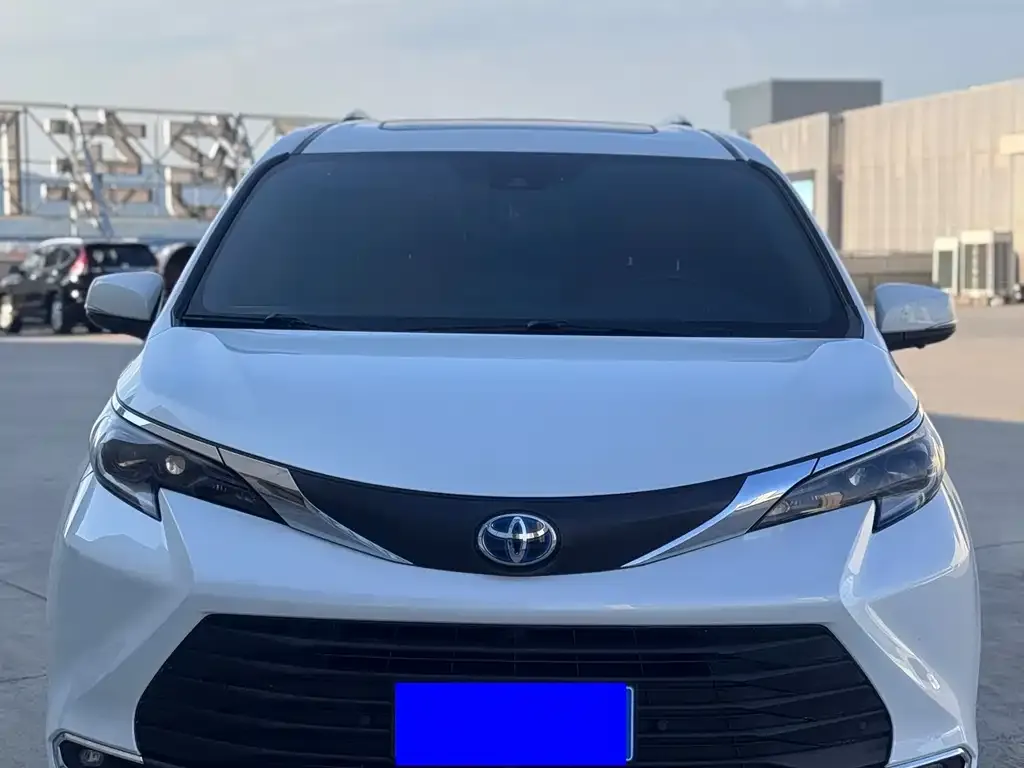 Toyota Sienna 2023 из CN, фото 2