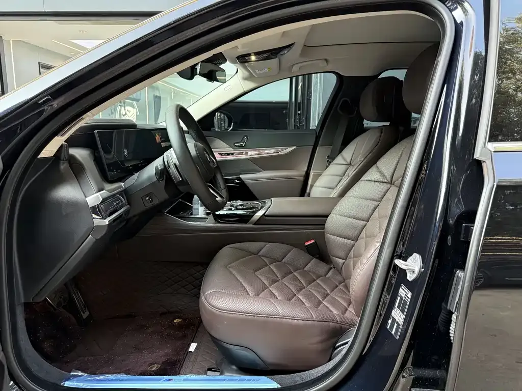 BMW 7 Series 2024 из CN, фото 3
