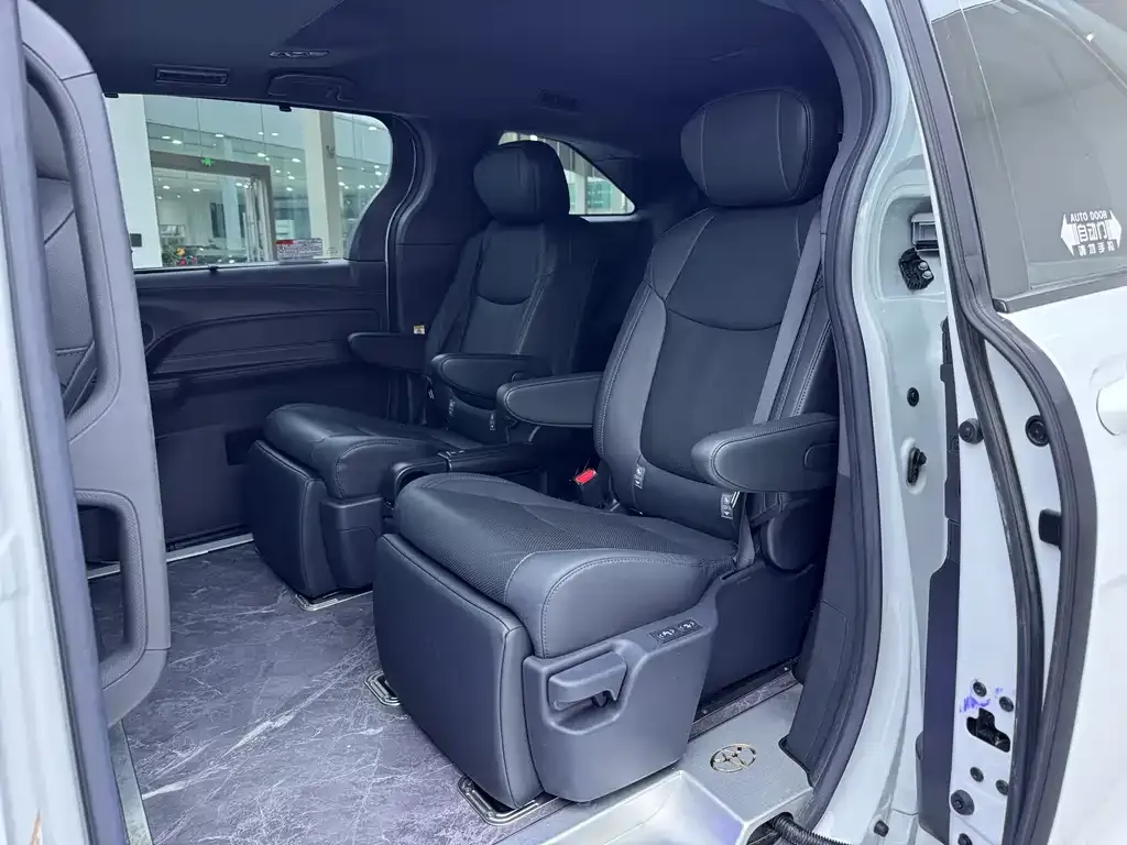 Toyota Sienna 2023 из CN, фото 5