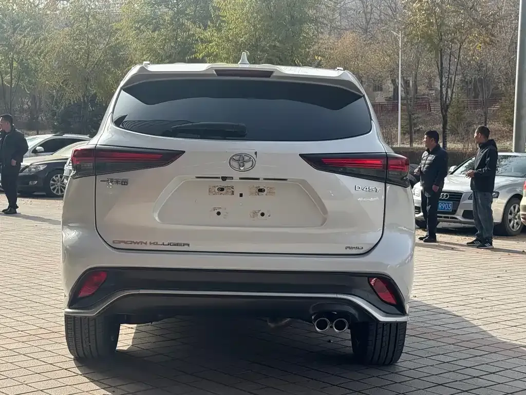 Toyota Crown Kluger 2023 из CN, фото 6