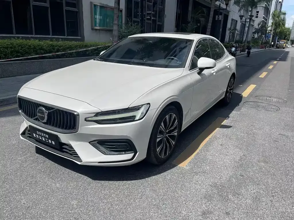 Volvo S60 — фото 1