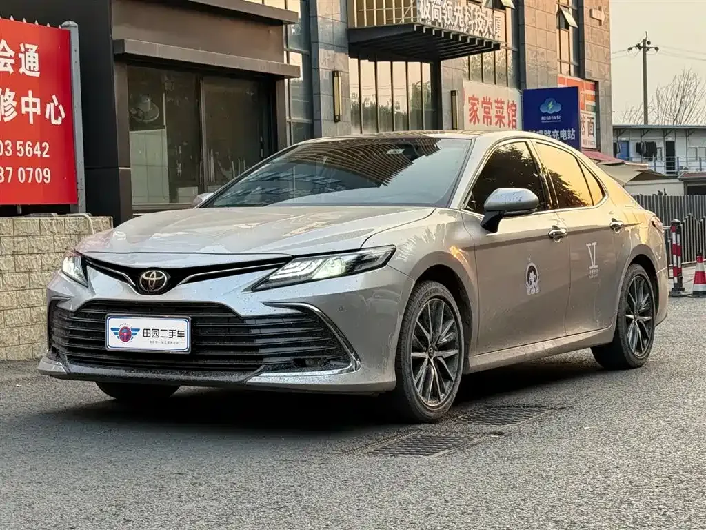 Toyota Camry — фото 1