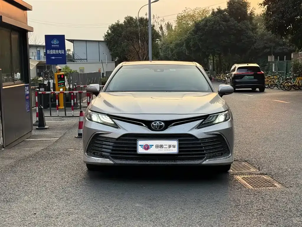 Toyota Camry — фото 2