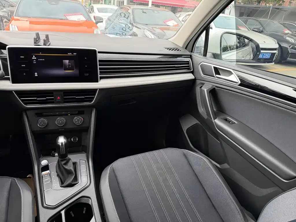 Volkswagen Tiguan L 2022 из CN, фото 10