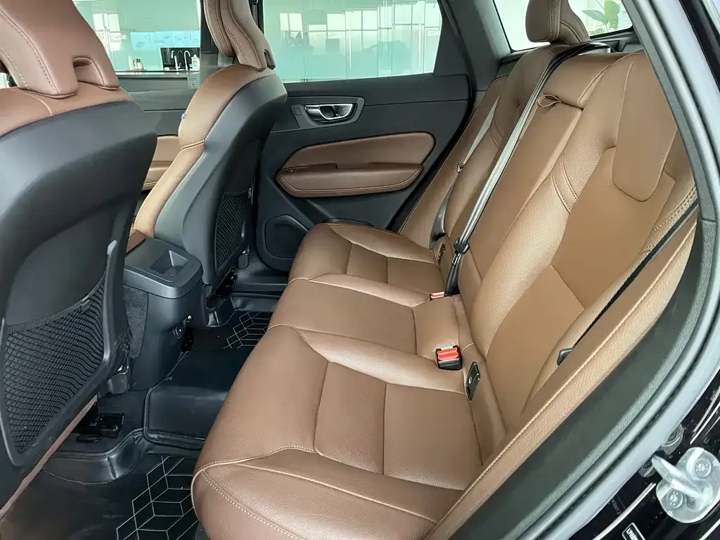 Volvo XC60 — фото 10