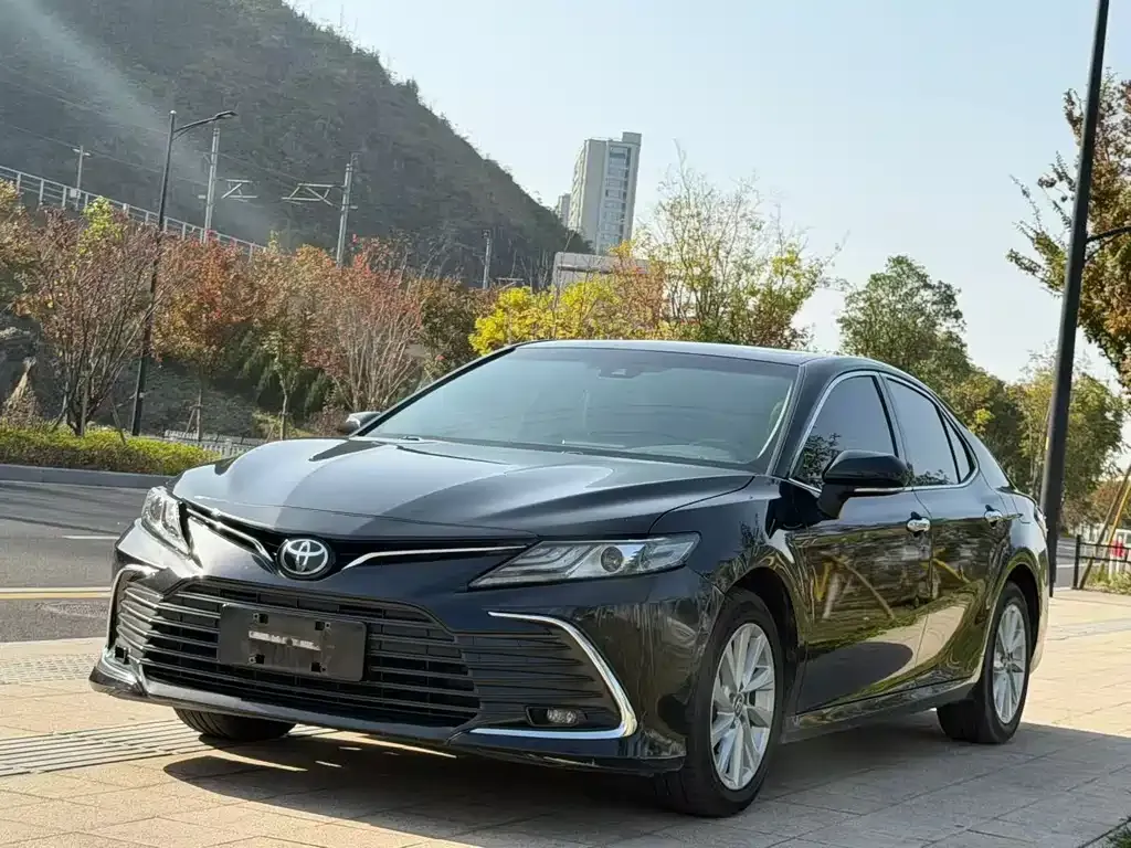 Toyota Camry — фото 1