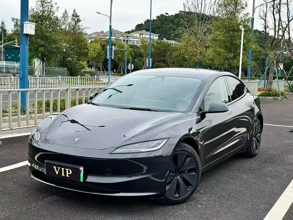 Tesla Model 3 — фото 1