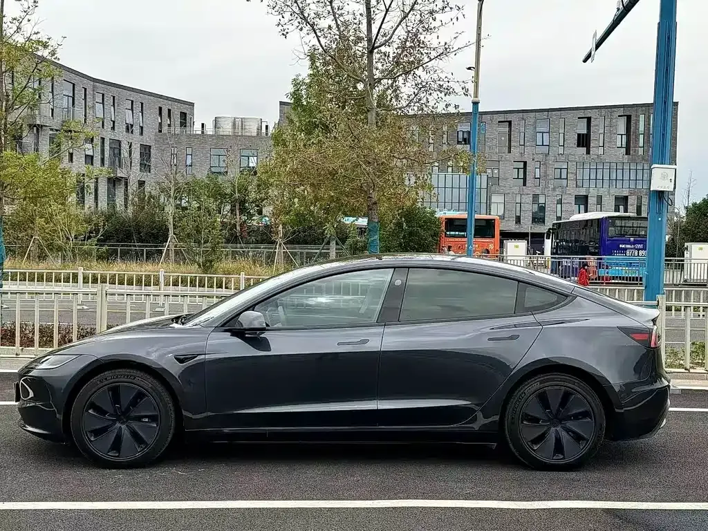 Tesla Model 3 — фото 3