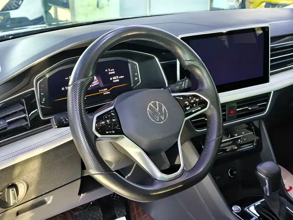 Volkswagen Tiguan L — фото 10