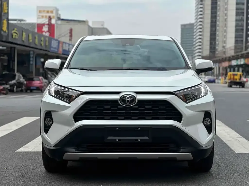 Toyota RAV4 — фото 1