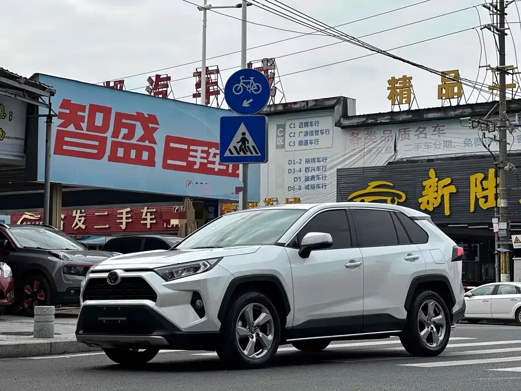 Toyota RAV4 — фото 3