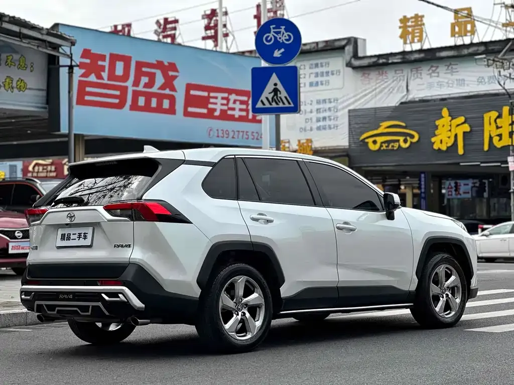 Toyota RAV4 — фото 4