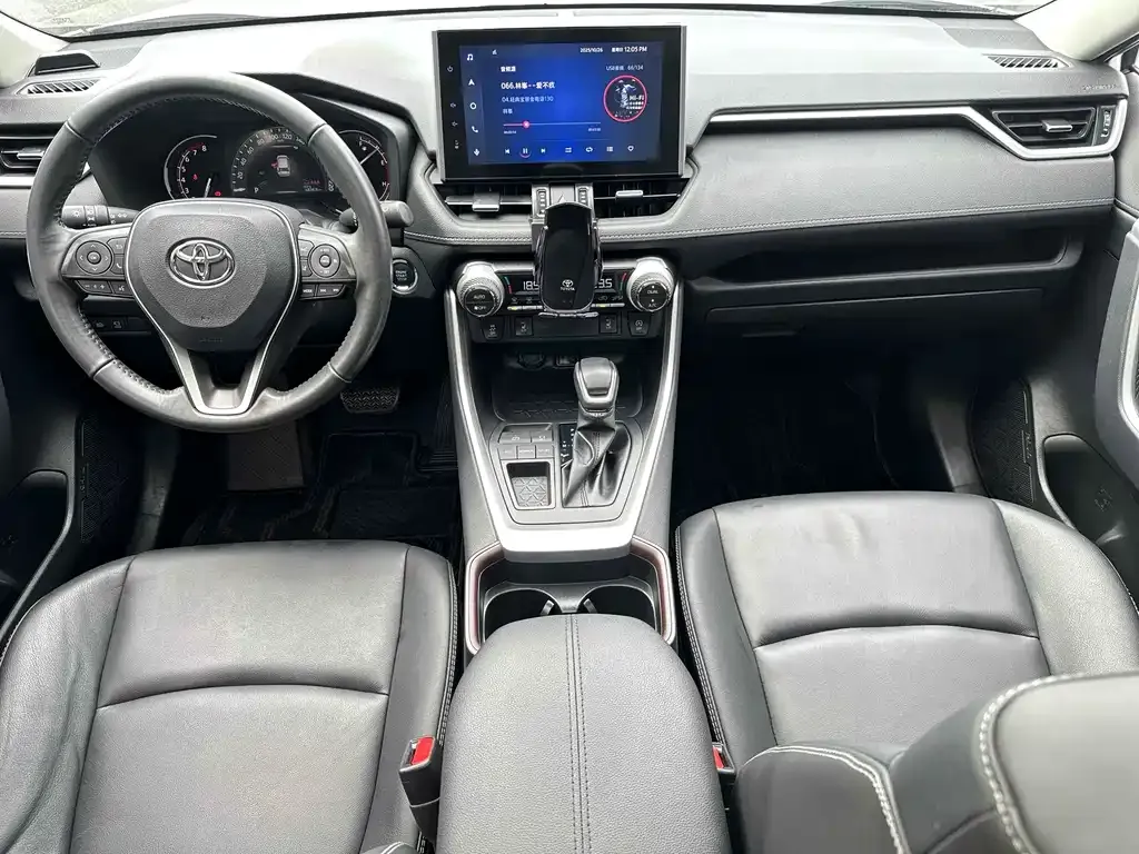 Toyota RAV4 — фото 7