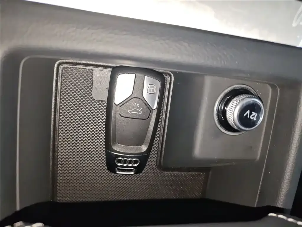 Audi A4L 2024 из CN, фото 8