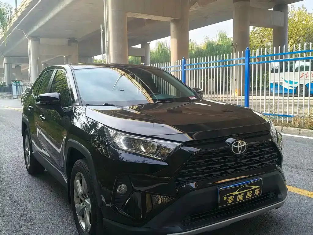 Toyota RAV4 — фото 1