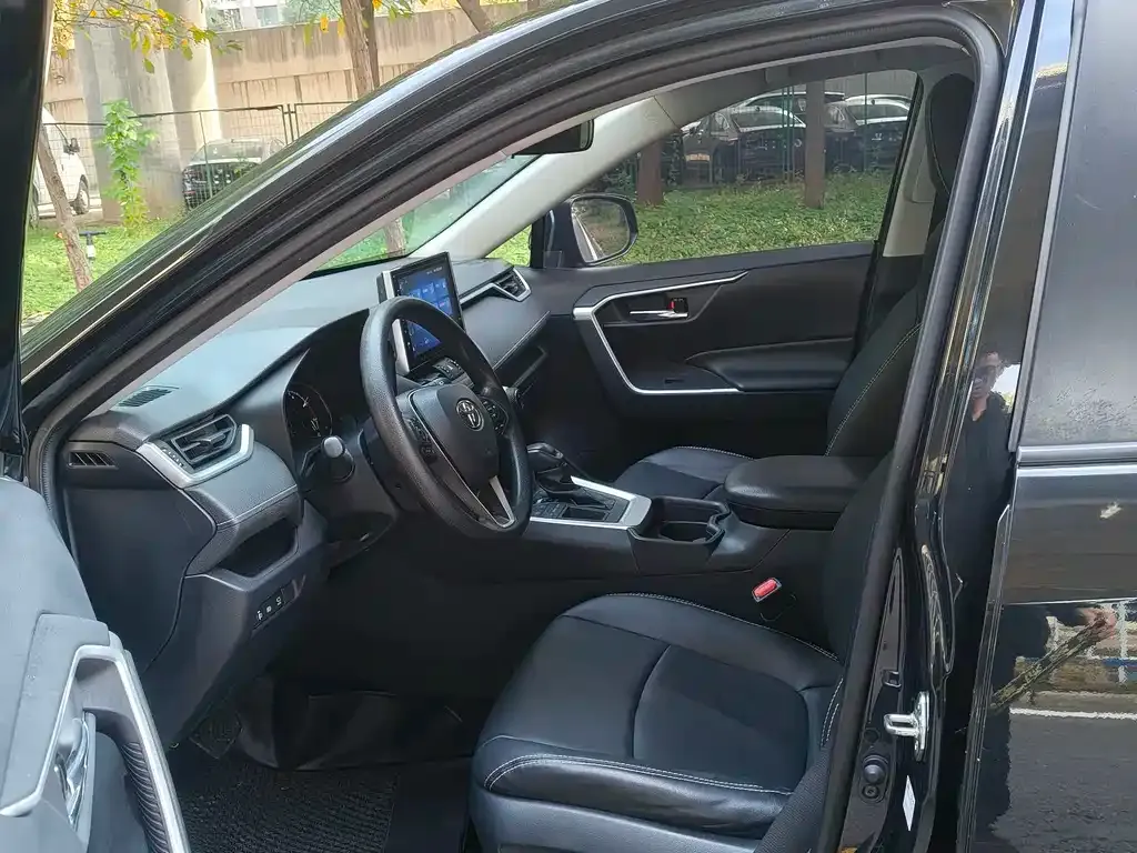 Toyota RAV4 — фото 10