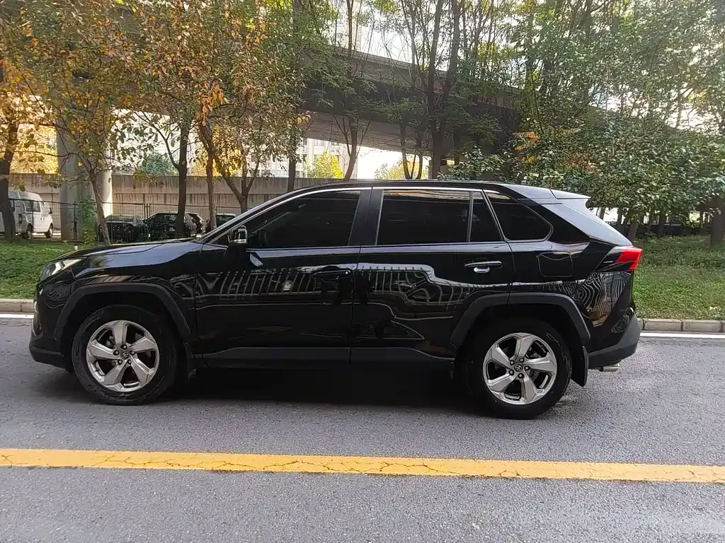 Toyota RAV4 — фото 4