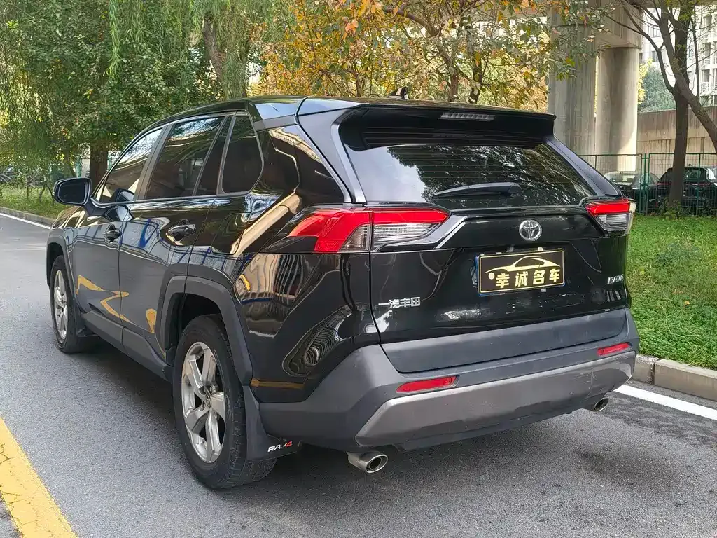 Toyota RAV4 — фото 5