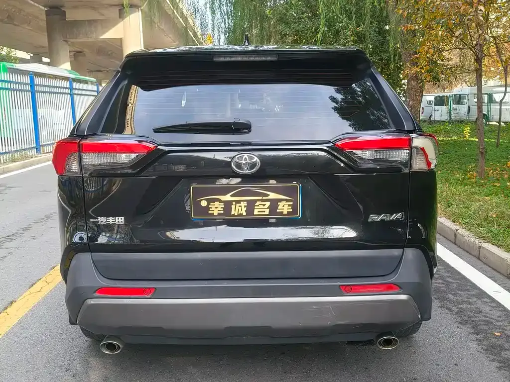 Toyota RAV4 — фото 6