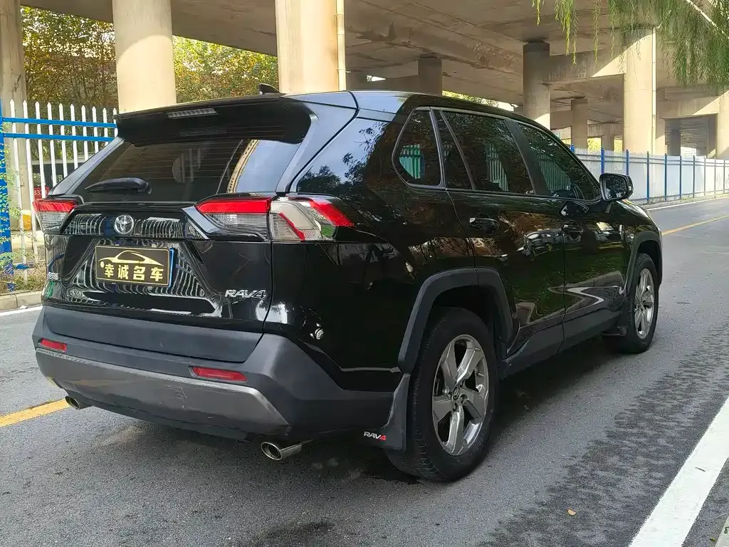 Toyota RAV4 — фото 7
