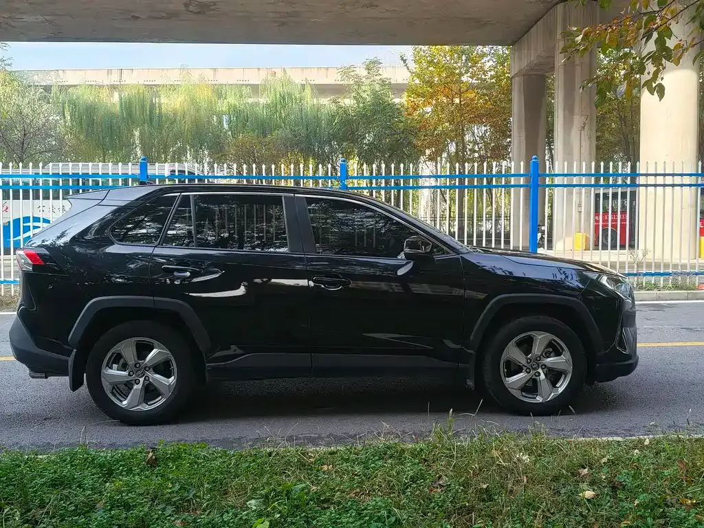 Toyota RAV4 — фото 8