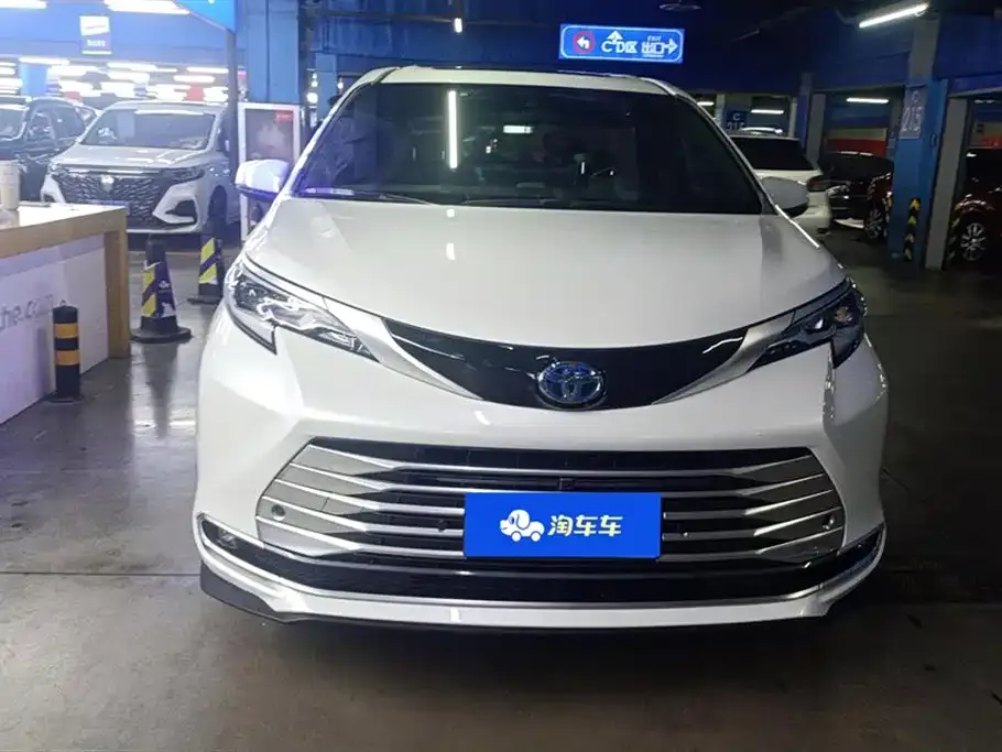 Toyota Sienna 2023 из CN, фото 2