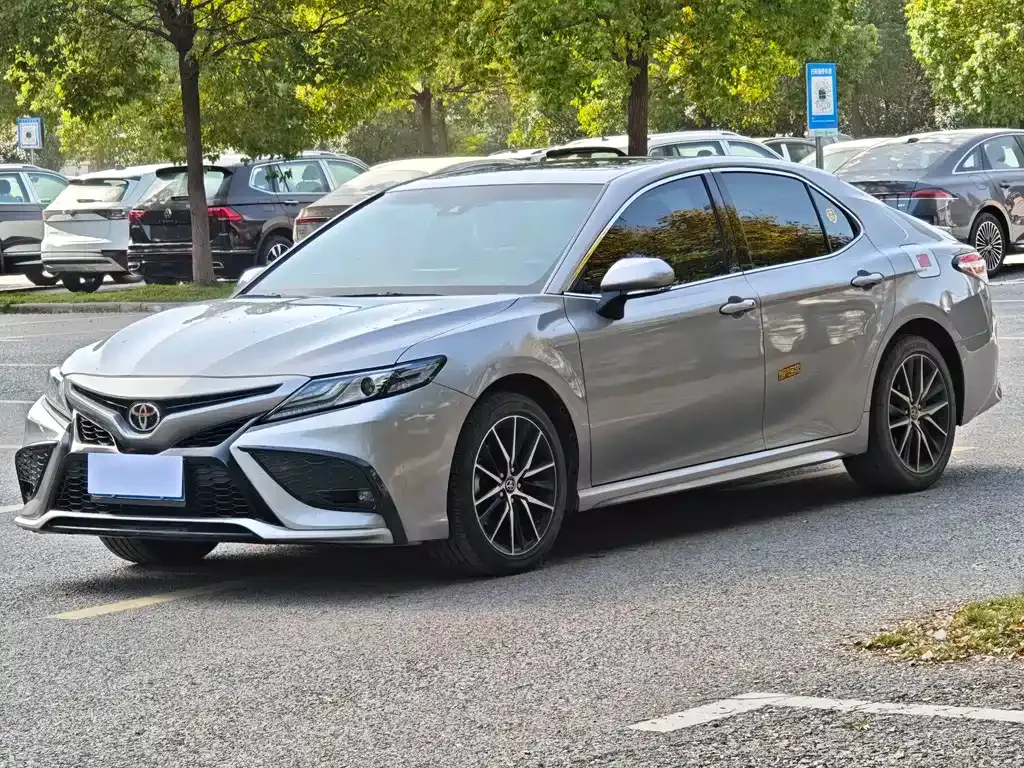 Toyota Camry — фото 1