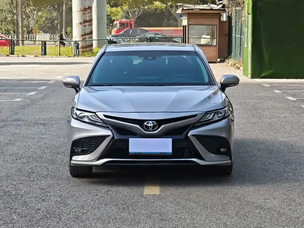 Toyota Camry — фото 2