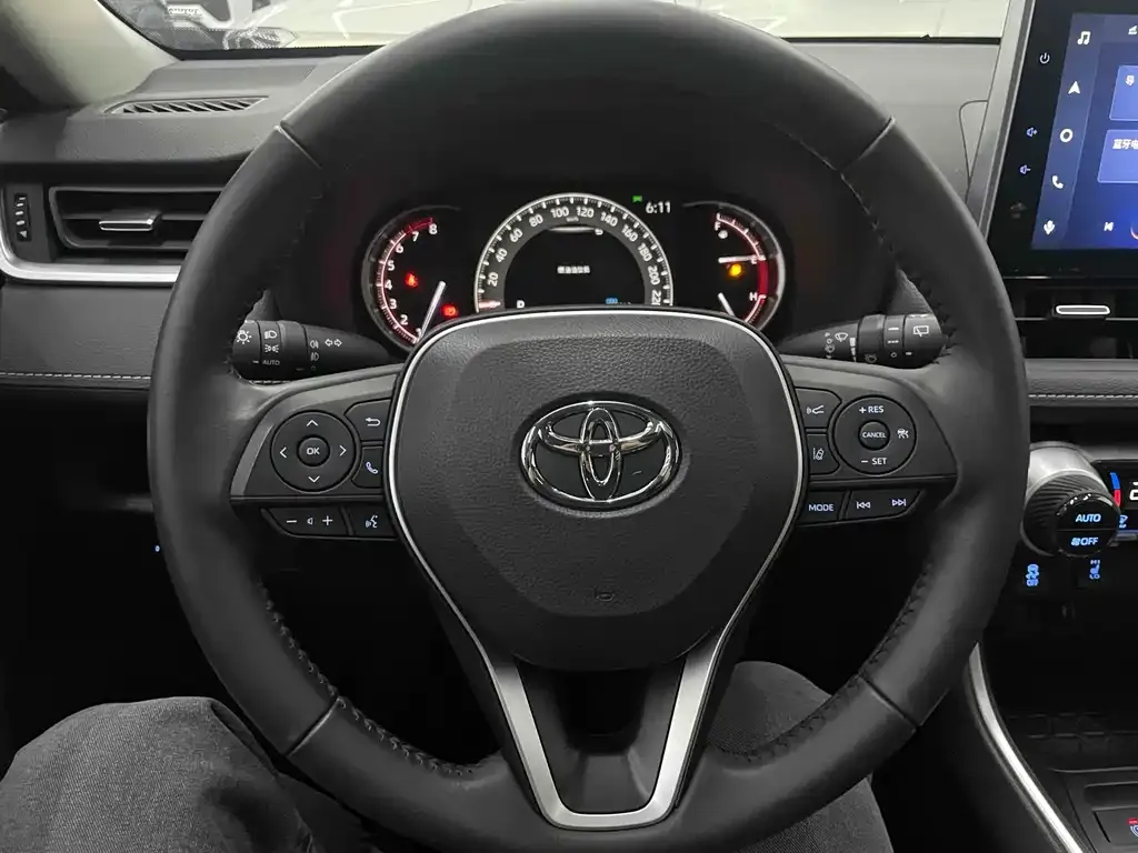 Toyota RAV4 — фото 8