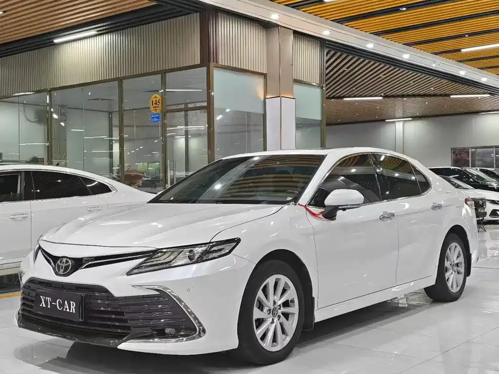 Toyota Camry — фото 1