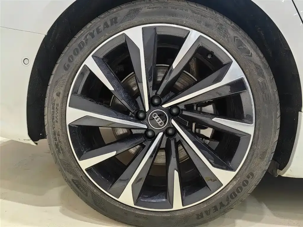 Audi A7L 2023 из CN, фото 8