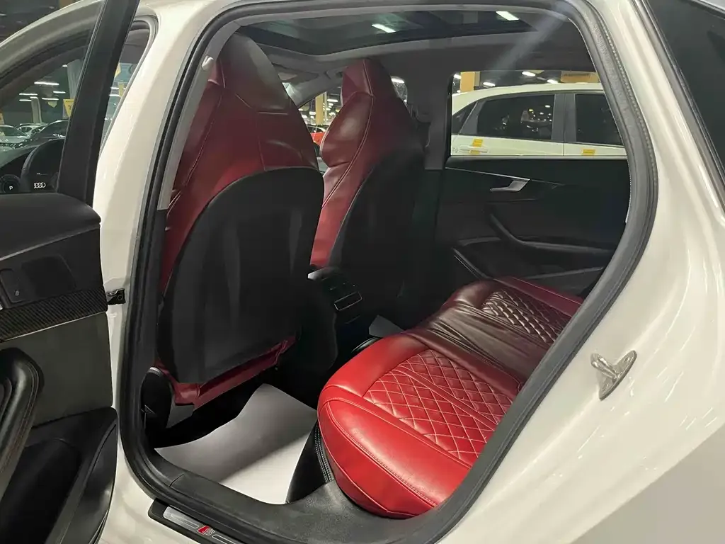 Audi A4L 2021 из CN, фото 9