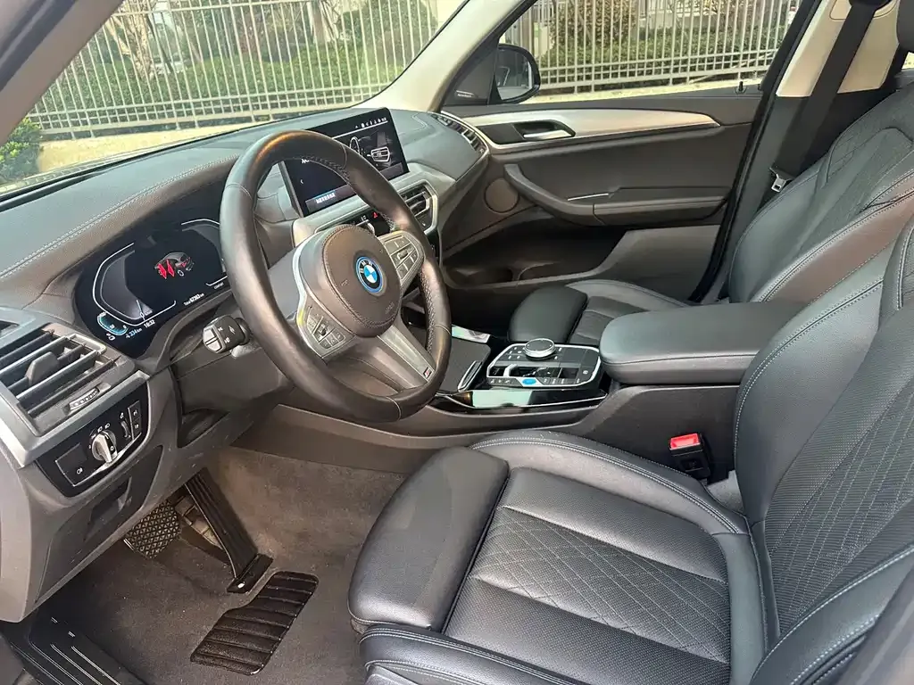 BMW iX3 — фото 10