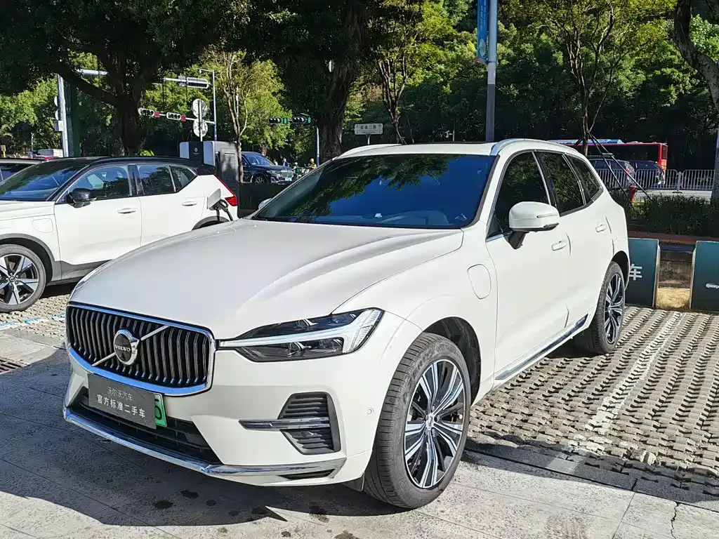 Volvo XC60 PHEV — фото 1