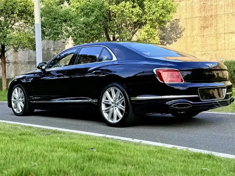 Bentley Flying Spur — фото 3