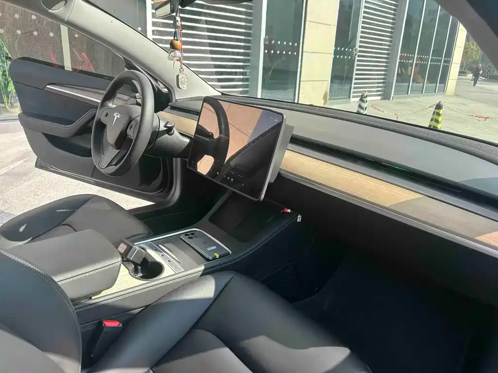 Tesla Model 3 — фото 4