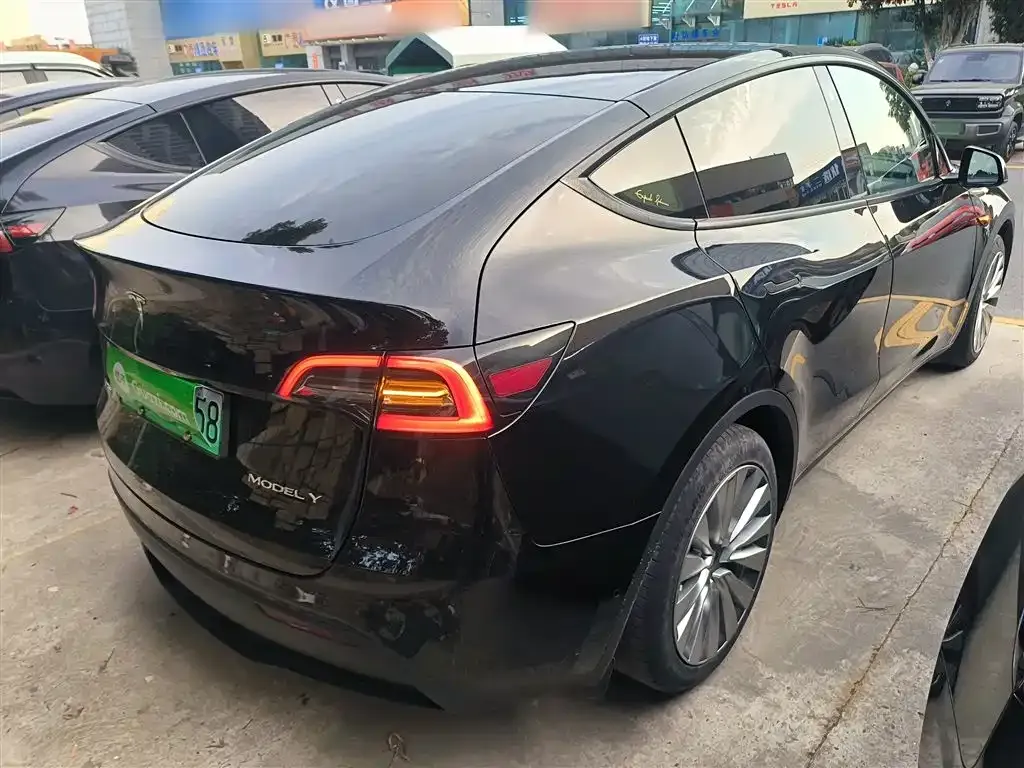 Tesla Model Y — фото 7