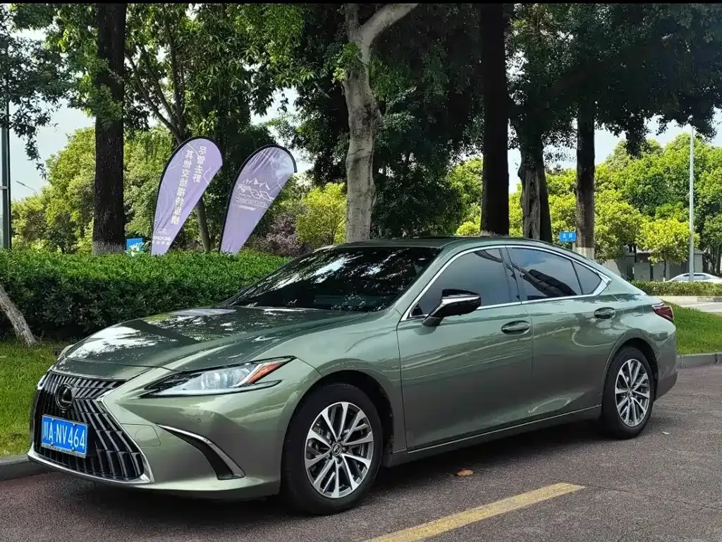 Lexus ES — фото 1