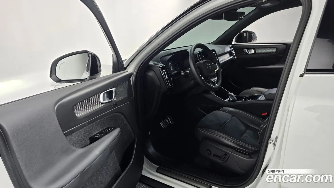 Volvo XC40 — фото 10