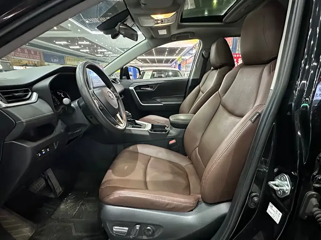 Toyota RAV4 2023 из CN, фото 4