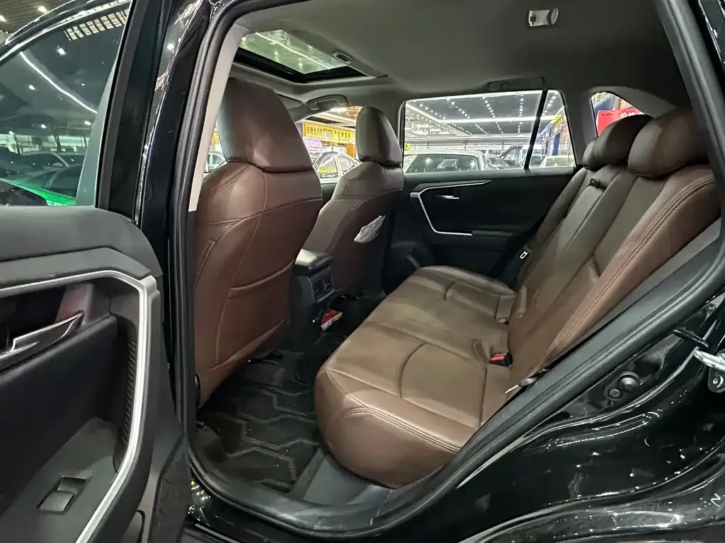 Toyota RAV4 2023 из CN, фото 6